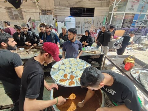 تصاویر/ توزیع غذای نذری توسط مواکب قمی در نجف اشرف