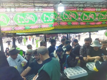 پذیرایی از زائرین حسینی با فالوده و بستنی و شربت های ناب کاشان در موکب وادقانیها