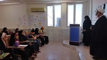 بازدید رئیس هیئت امنای مدرسه علمیه فاطمة الزهرا (س) کنگان از روند برگزاری کلاس‌های تابستانه