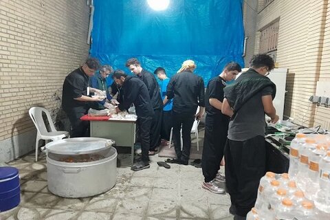 خدمات به زائرین به صورت شبانه روز در موکب شهدای شهر سرمست