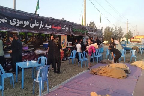 تصاویر/ خدمت رسانی موکب شهید موسوی در مسیر بازگست زائرین اربعین در کرمانشاه