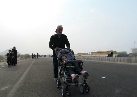 تصاویر/ پیاده روی جاماندگان اربعین در بندر دیّر
