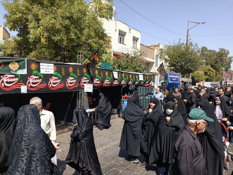 تصاویر/ موکب حوزه علمیه استان قزوین در مسیر پیاده روی جاماندگان اربعین حسینی قزوین