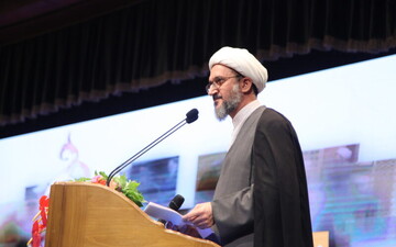 دشمن با تبلیغات و رسانه فتنه‌انگیزی می‌کند/ ما باید حق را ترویج دهیم