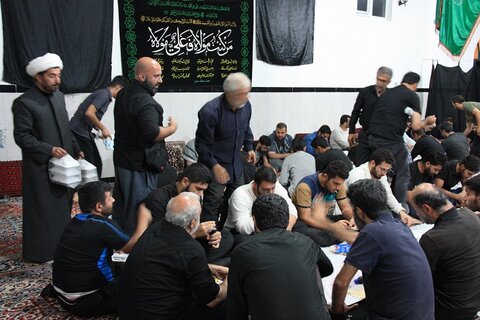 تصاویر/ حضور زائرین اربعین در حسینیه حضرت قمر بنی هاشم(ع) شهرک جهاد کرمانشاه