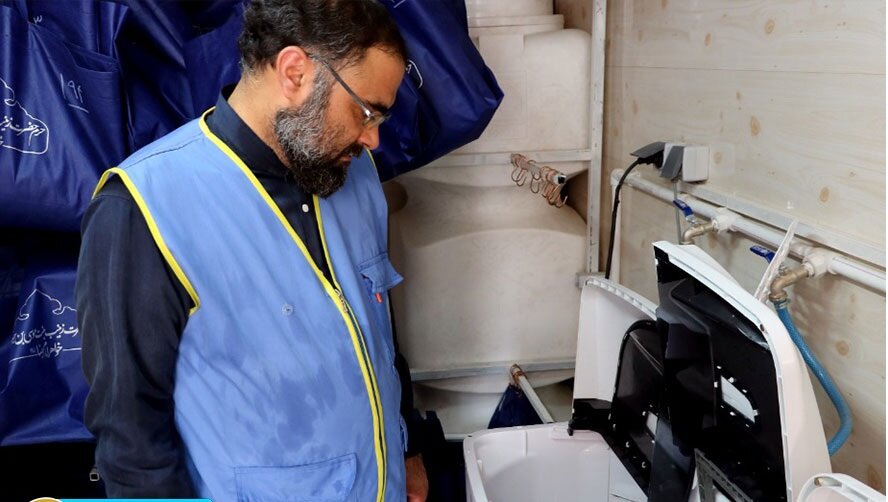 از زُدون گَرد و غبار لباس ۳۰۰هزار زائر تا تولید ۳۰ تن یخ در روز