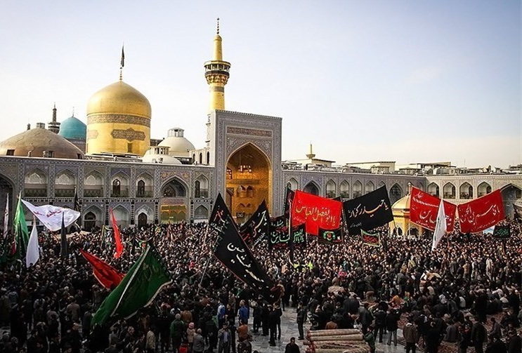 اسکان شبانه ۱۰ هزار زائر امام رئوف / مدارس علمیه مشهد آماده پذیرایی از زائران + تلفن ها