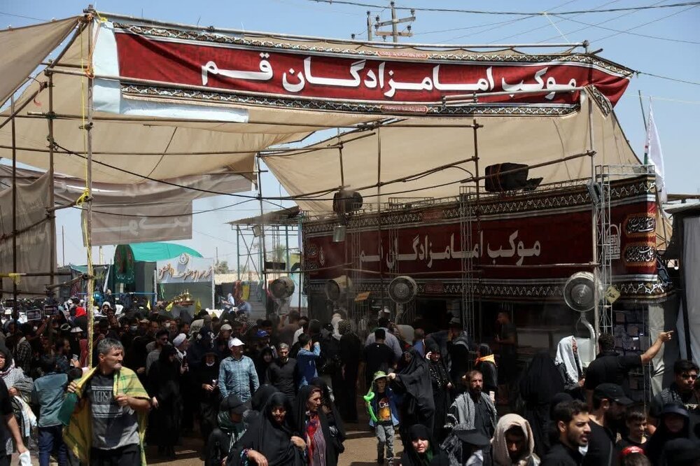 پذیرایی موکب امامزادگان قم از یک میلیون زائر اربعین