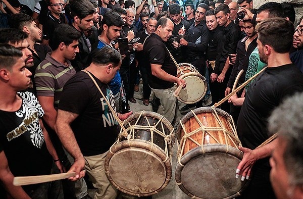 آیین سنج و دمام بوشهری در شهادت امام رضا(ع) در مشهد برگزار شد