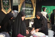 تصاویر/ خدمت رسانی بانوان دشتی در موکب با پخت نان محلی برای زائران رضوی