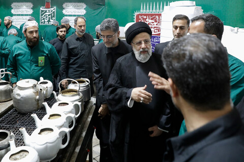 تصاویر/ حضور رئیس جمهور در چایخانه حضرت رضا علیه‌السلام در مشهد مقدس
