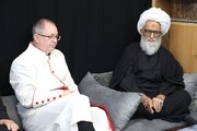 नजफ अशरफ में इंग्लैंड के चर्च के पादरी एंड्रयू थॉमसन का अलह़ाज ह़ाफ़िज़ बशीर हुसैन नजफ़ी ने स्वागत किया/फोंटों