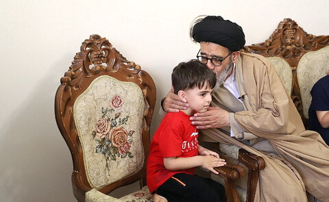 تصاویر/ "یک روز با آقای امام جمعه" - سرکشی از خانواده شهدا