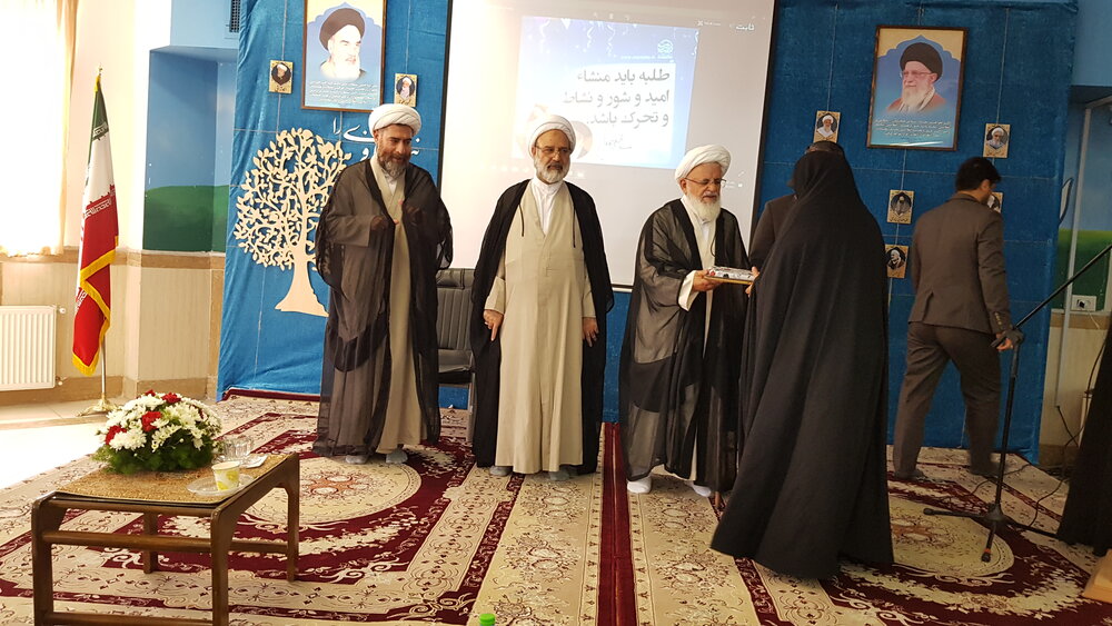از برگزیدگان المپیاد علمی حوزه علمیه خواهران یزد تقدیر شد