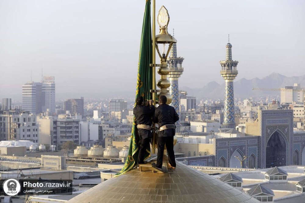 محرم الحرام اور صفر المظفر کے اختتام پر حرم امام رضا (ع) میں پرچم کشائی کی تقریب کا انعقاد+ تصاویر
