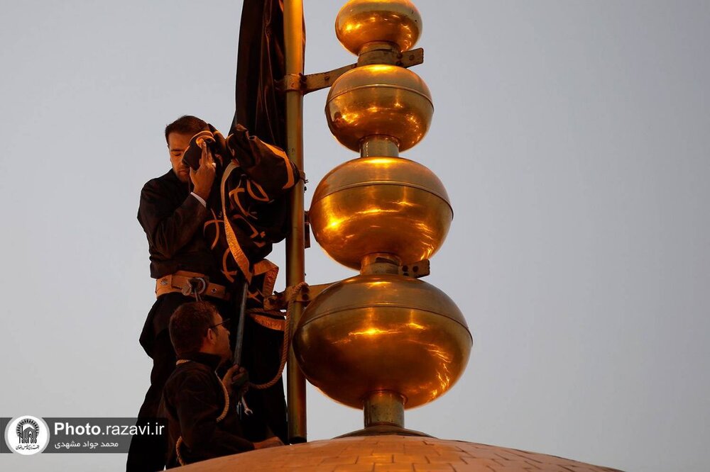 محرم الحرام اور صفر المظفر کے اختتام پر حرم امام رضا (ع) میں پرچم کشائی کی تقریب کا انعقاد+ تصاویر