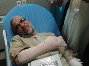 حمله اراذل و اوباش به یک روحانی در تبریز + عکس