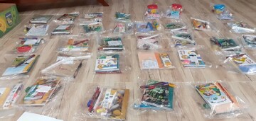 توزیع لوازم التحریر بین خانواده‌های کم‌برخوردار