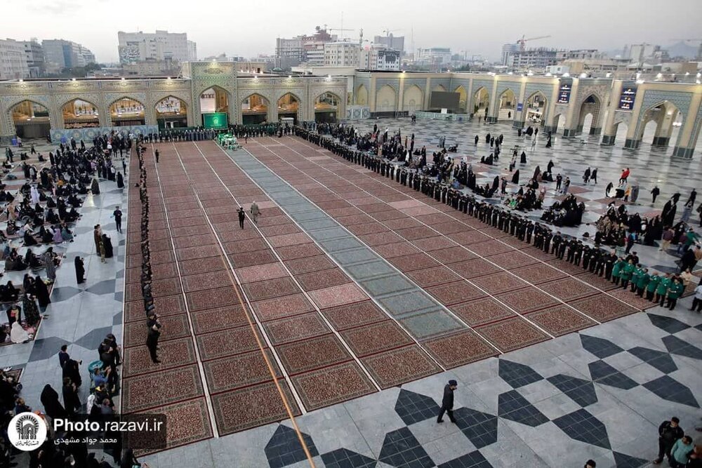 मुहर्रम अल-हराम और सफ़र-अल-मुजफ्फर के अंत में, इमाम रज़ा (अ) के हरम पर परचम फहराने का समारोह + तस्वीरें