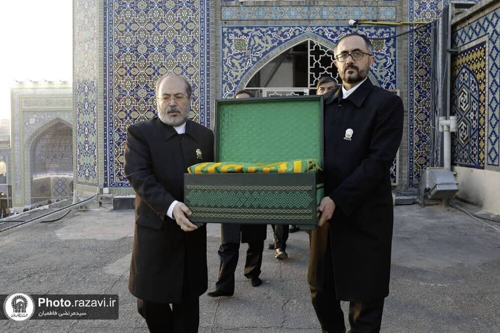 मुहर्रम अल-हराम और सफ़र-अल-मुजफ्फर के अंत में, इमाम रज़ा (अ) के हरम पर परचम फहराने का समारोह + तस्वीरें