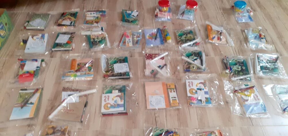 توزیع لوازم التحریر بین خانوادههای کمبرخوردار