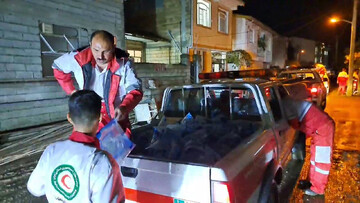 مردم سیل زده آستارا و تالش تنها نیستند / گروه های جهادی پای کار سیل زدگان