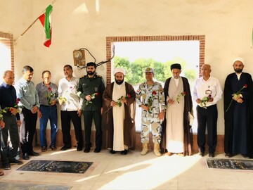 تصاویر/ غبارروبی و عطرافشانی قبور مطهر شهدای سیراف و دو شهید گمنام