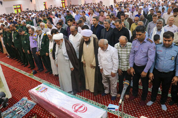 تصاویر/ اقامه نماز بر پیکر شهید آتش‌نشان فواد اورنگی