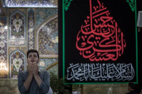 نصب کتیبه‌های عزا در آستان حسینی در آستانه شهادت امام حسن عسکری (ع)