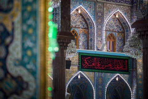 نصب کتیبه‌های عزا در آستان حسینی در آستانه شهادت امام حسن عسکری (ع)