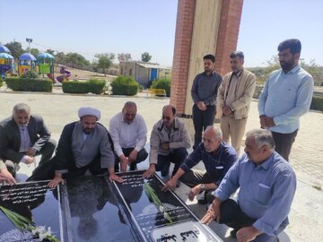 تصاویر/ آیین غبارروبی و عطرافشانی مزار شهدا در صائین قلعه