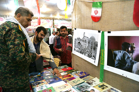 نمایشگاه تصاویر شهدا و کتاب دفاع مقدس در بوشهر