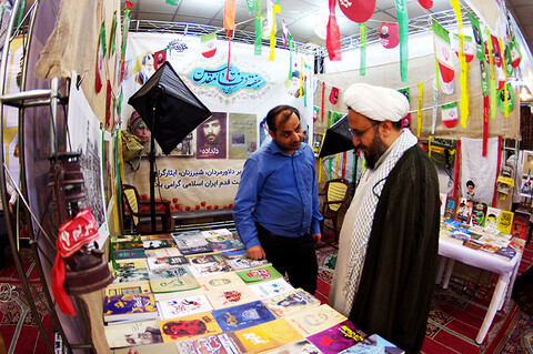 نمایشگاه تصاویر شهدا و کتاب دفاع مقدس در بوشهر
