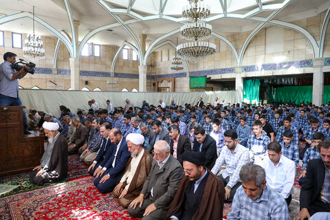 تصاویر/ برگزاری مراسم کاروان نماز با حضور جمعی از دانشآموزان در مسجد الغدیر قزوین