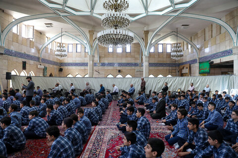 تصاویر/ برگزاری مراسم کاروان نماز با حضور جمعی از دانشآموزان در مسجد الغدیر قزوین