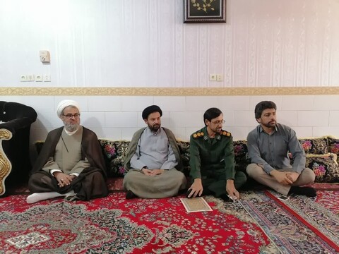 تجلیل امام جمعه و جمعی از مسؤولین وحدتیه از خانواده های شهدا