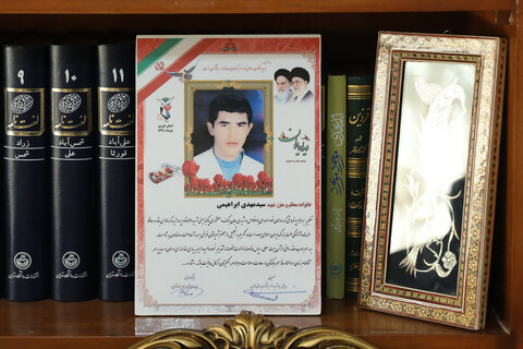 تصاویر / دیدار نماینده ولی فقیه در استان قزوین با خانواد ه معظم سه شهید دفاع مقدس