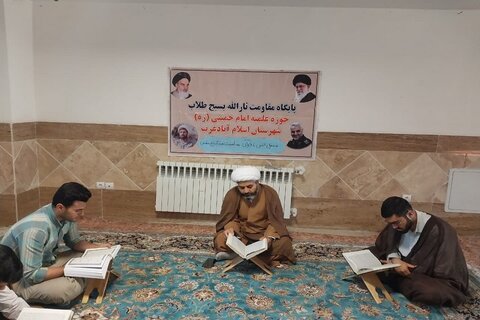 تصاویر/ محفل اُنس با قرآن به مناسبت هفته دفاع مقدس در مدرسه علمیه امام خمینی(ره) اسلام آباد غرب