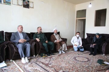تصاویر/ دیدار امام جمعه شاهین دژ با خانواده شهدا