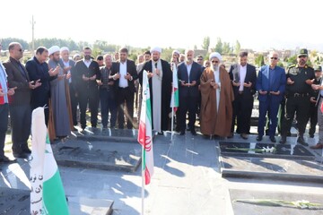 تصاویر/ غبارروبی مزار شهدا در چالدران