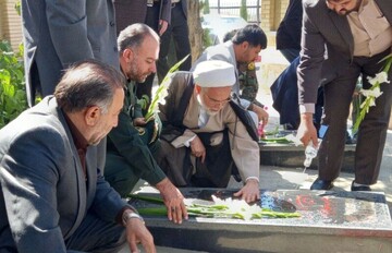 فیلم| غبارروبی و عطرافشانی مزار شهدای شهر سنندج