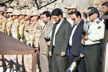 تصاویر/ غبار روبی مزار شهدای شهرستان ماکو