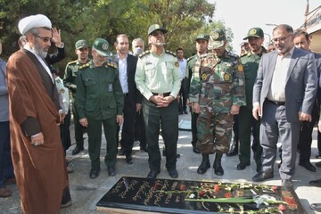 تصاویر/ غبارروبی و عطرافشانی گلزار شهدای خرم آباد