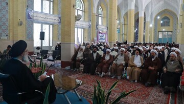 طلاب درخت علم را با معنویت، اخلاق و اهل‌بیت(ع) پیوند بزنند