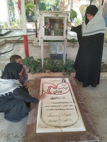 غبار روبی مزار شهدا و دیدار با خانواده شهید سید حسین موسوی توسط طلاب مدرسه علمیه فاطمیه محلات
