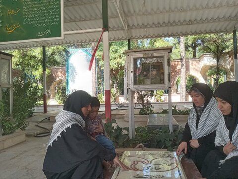 غبار روبی مزار شهدا و دیدار با خانواده شهید سید حسین موسوی توسط طلاب مدرسه علمیه فاطمیه محلات