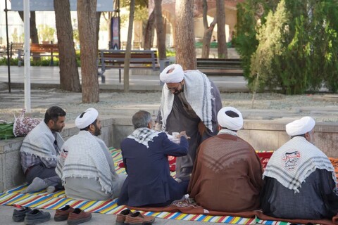 تصاویر/ غبارروبی مزار شهدا توسط کارکنان دفتر تبلیغات اسلامی اصفهان