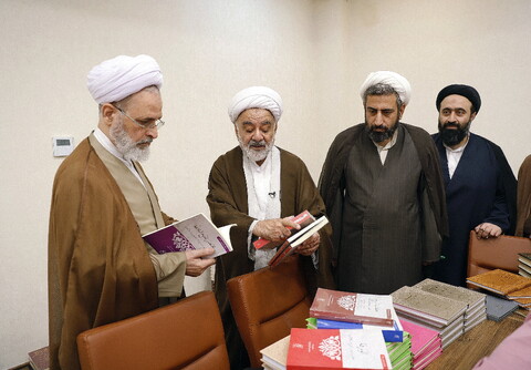 کتابخانه تخصصی علوم حدیث بزرگترین گام عملی تقریبی جهان  اسلام در حوزه حدیث پژوهی را برداشته است تصاویر/ بازدید آیت الله اعرافی از کتابخانه تخصصی علوم حدیث