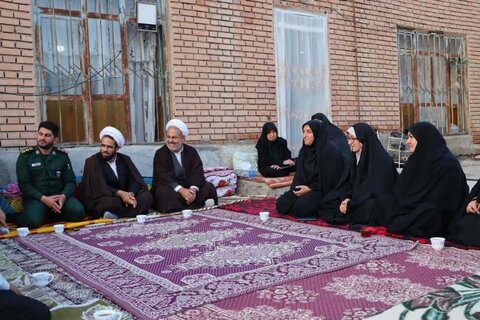 تصاویر/ تجلیل امام جمعه بخش انزل از مادر شهید کهکلی حیدرلو