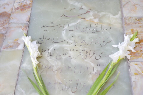 تصاویر / غباروبی مزار شهدای مدفون در حرم حضرت معصومه (س)